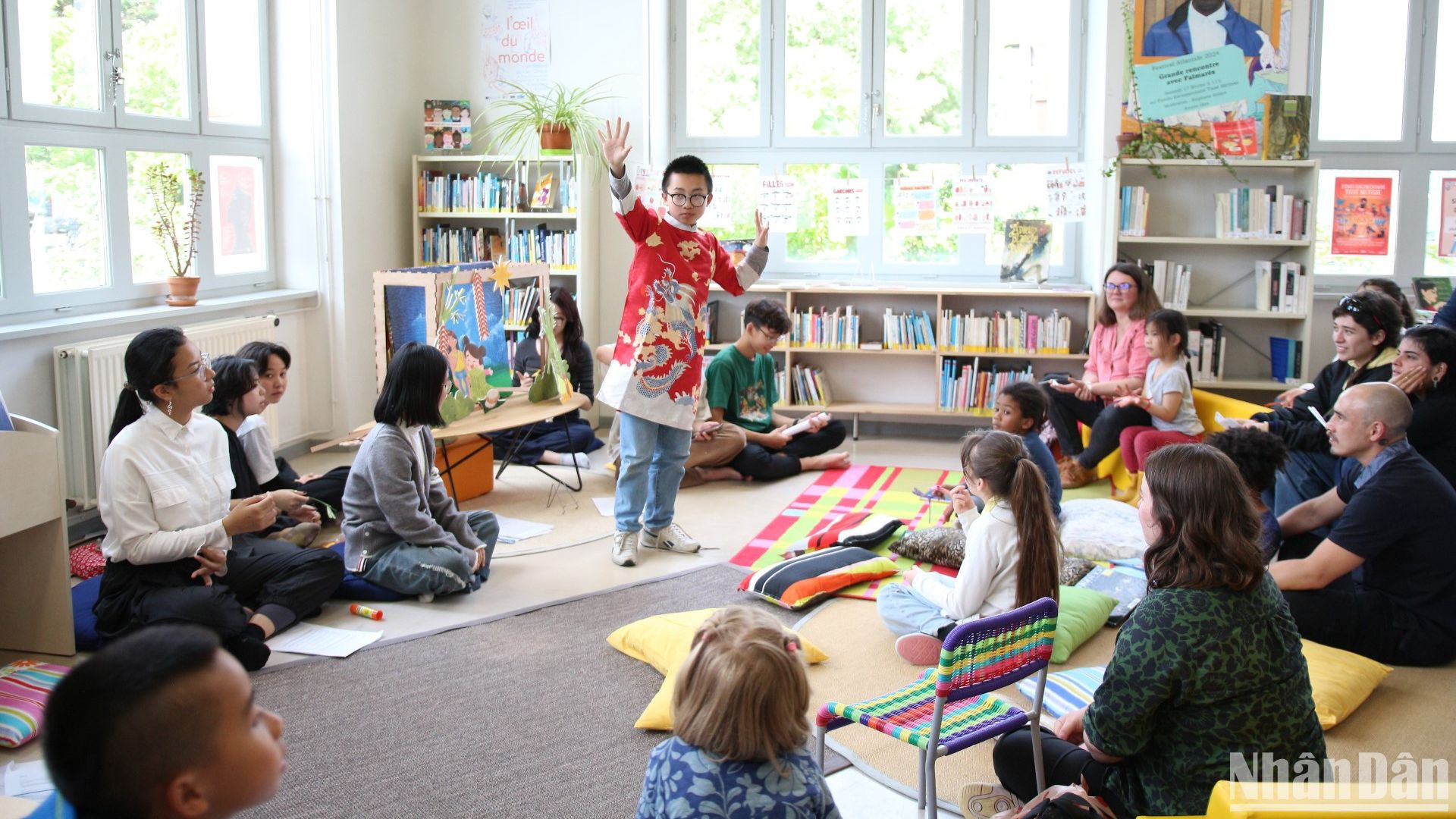 Không gian khuyến khích khám phá và học tập ngôn ngữ tiếng Việt thông qua hoạt động kể chuyện cổ tích bằng hình thức song ngữ Việt-Pháp.