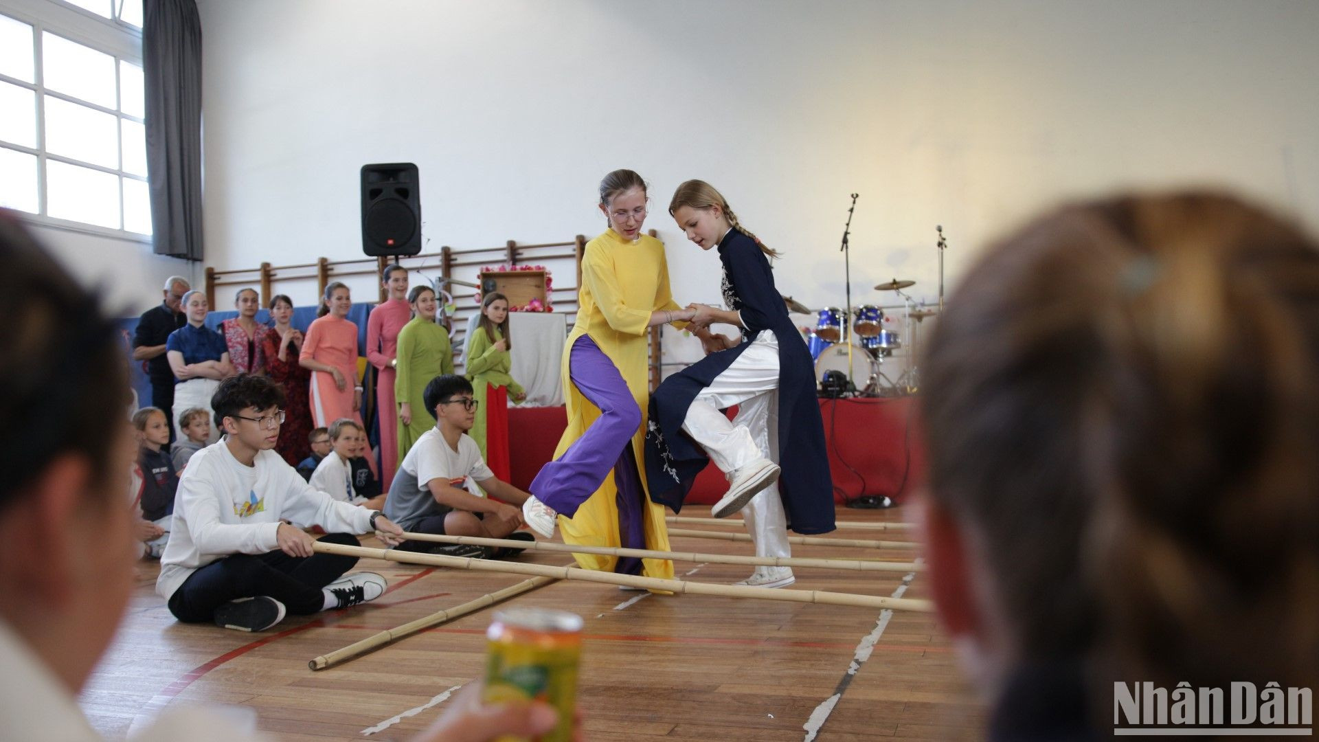 Bạn bè Pháp và quốc tế nhanh chóng làm quen với những trò chơi dân gian của Việt Nam.