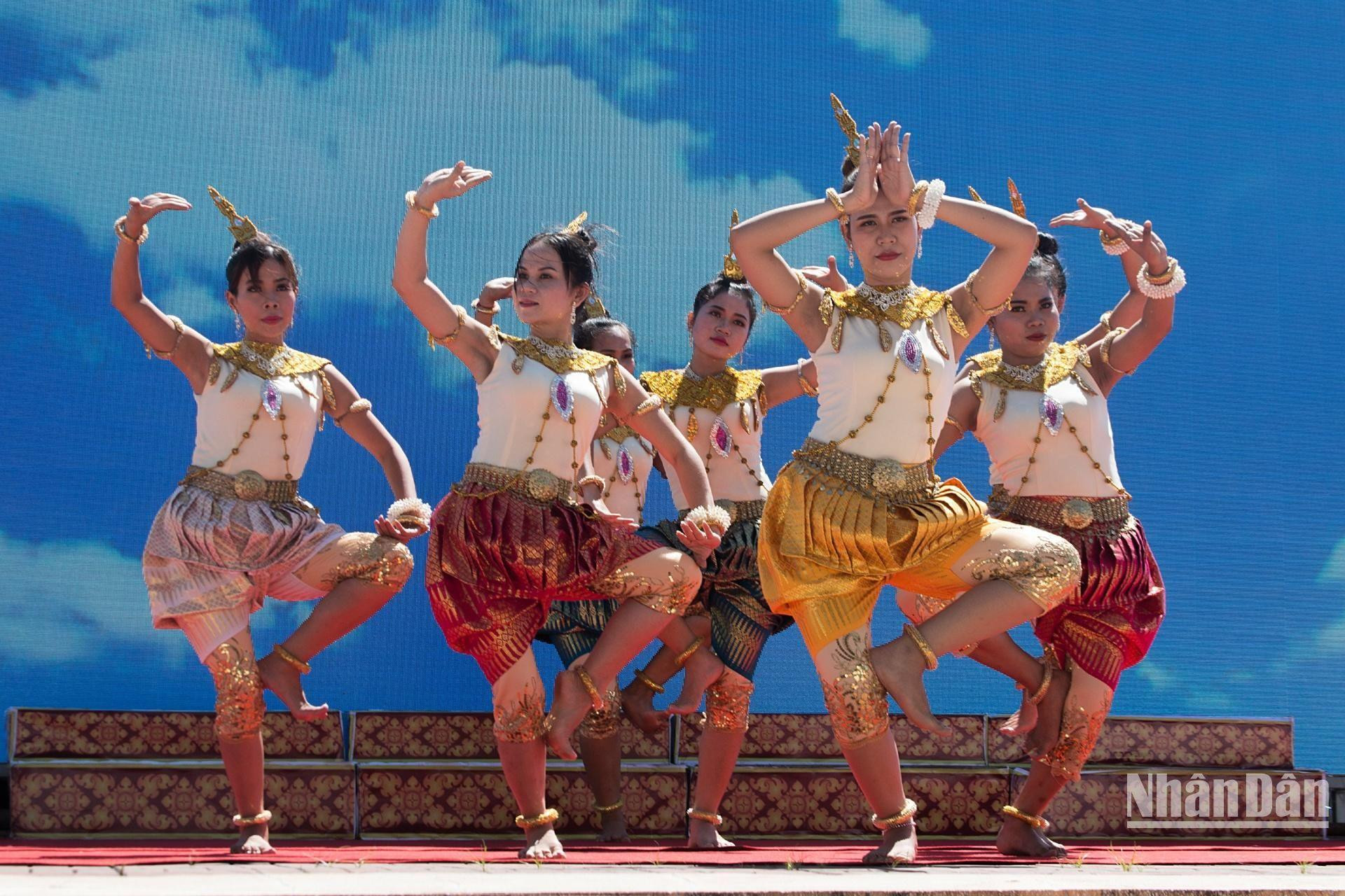 Điệu múa Khmer. (Ảnh: Nguyễn Thị Thanh Kiều Phương) Điệu múa Khmer. (Ảnh: Nguyễn Thị Thanh Kiều Phương)