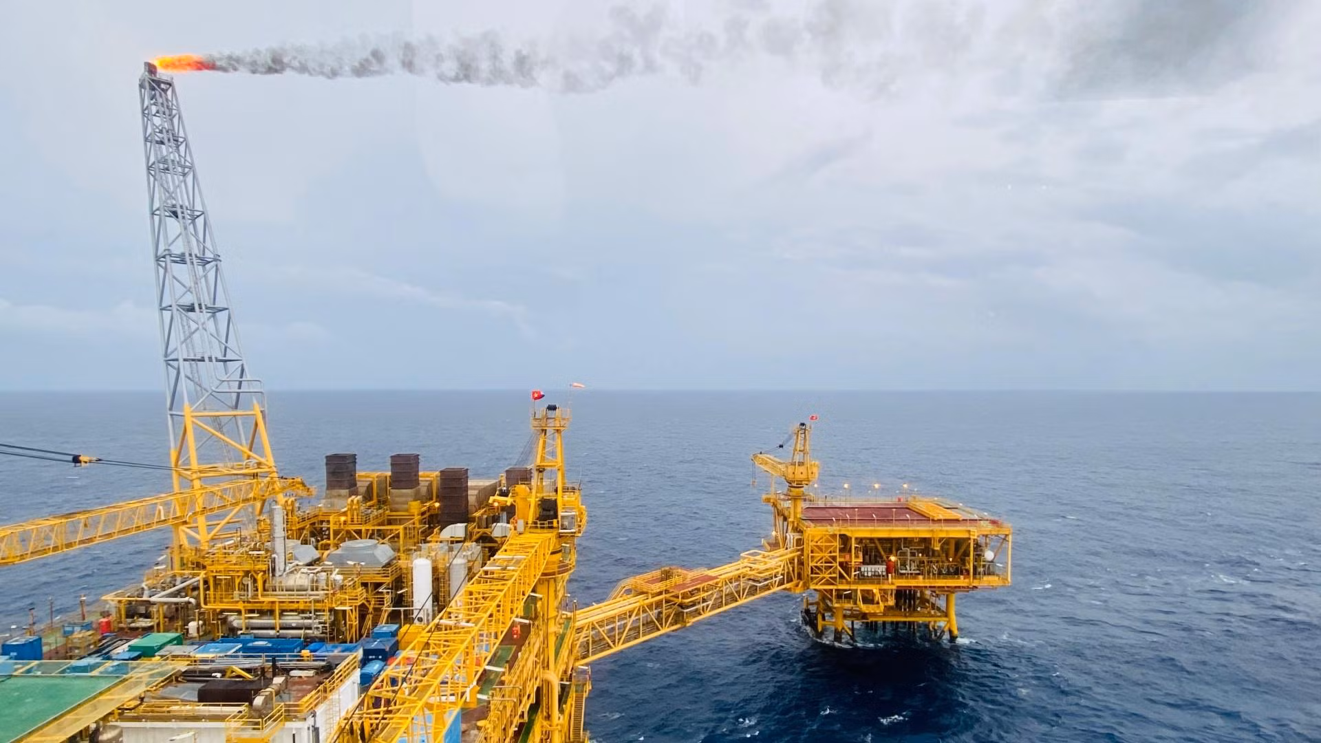 Cụm giàn Hải Thạch-Mộc Tinh, cách Vũng Tàu 320km về phía Đông Nam, là cụm mỏ dầu khí tại khu vực nước sâu, xa bờ nhất của Tập đoàn Dầu khí Việt Nam. Đây là cụm mỏ khai thác dầu khí thuộc dự án “Biển Đông-01” - cụm công trình xây dựng trên biển lớn nhất từ trước đến nay. Điểm đặc biệt nhất, cụm công trình này do người Việt thiết kế, chế tạo, lắp đặt, vận hành.