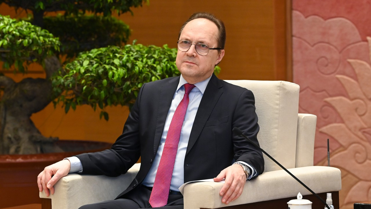 Đại sứ Liên bang Nga Gennady Bezdetko phát biểu tại cuộc tiếp.