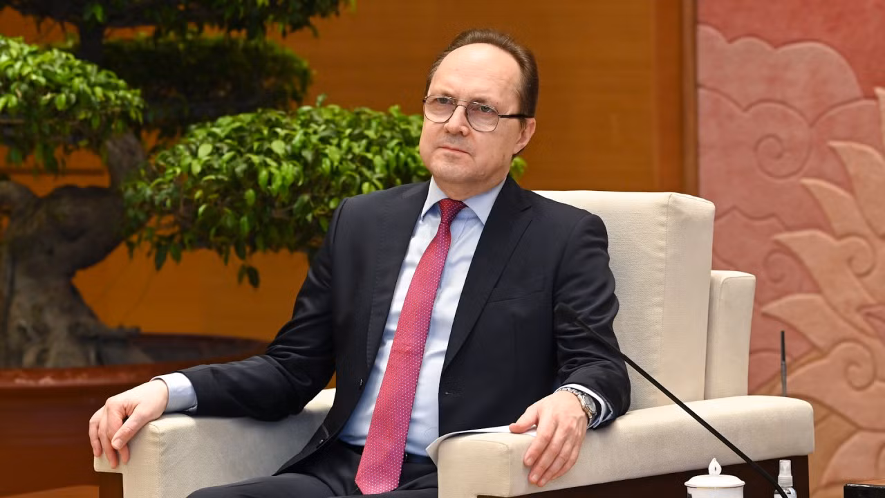 Đại sứ Liên bang Nga Gennady Bezdetko phát biểu tại cuộc tiếp.