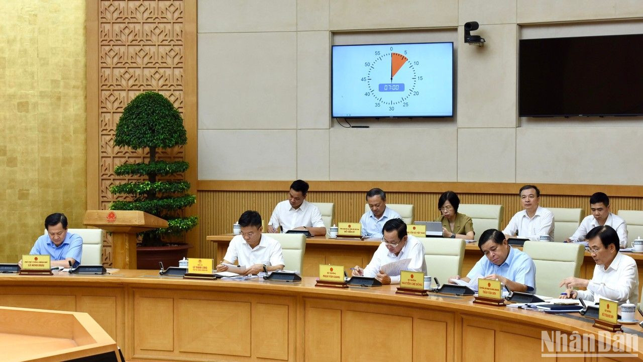 Phó Thủ tướng và Bộ trưởng các Bộ tham dự phiên họp chuyên đề về xây dựng pháp luật tháng 6/2024.