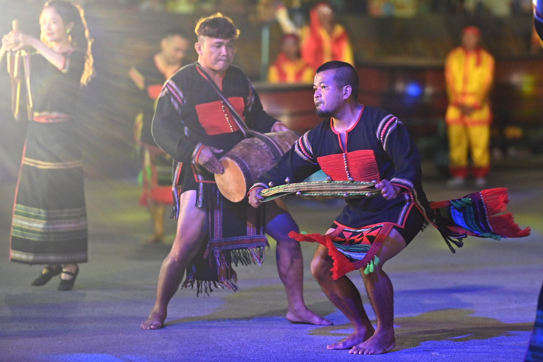 Các nghệ nhân tỉnh Đắk Lắk biểu diễn trên đường phố Đinh Tiên Hoàng.