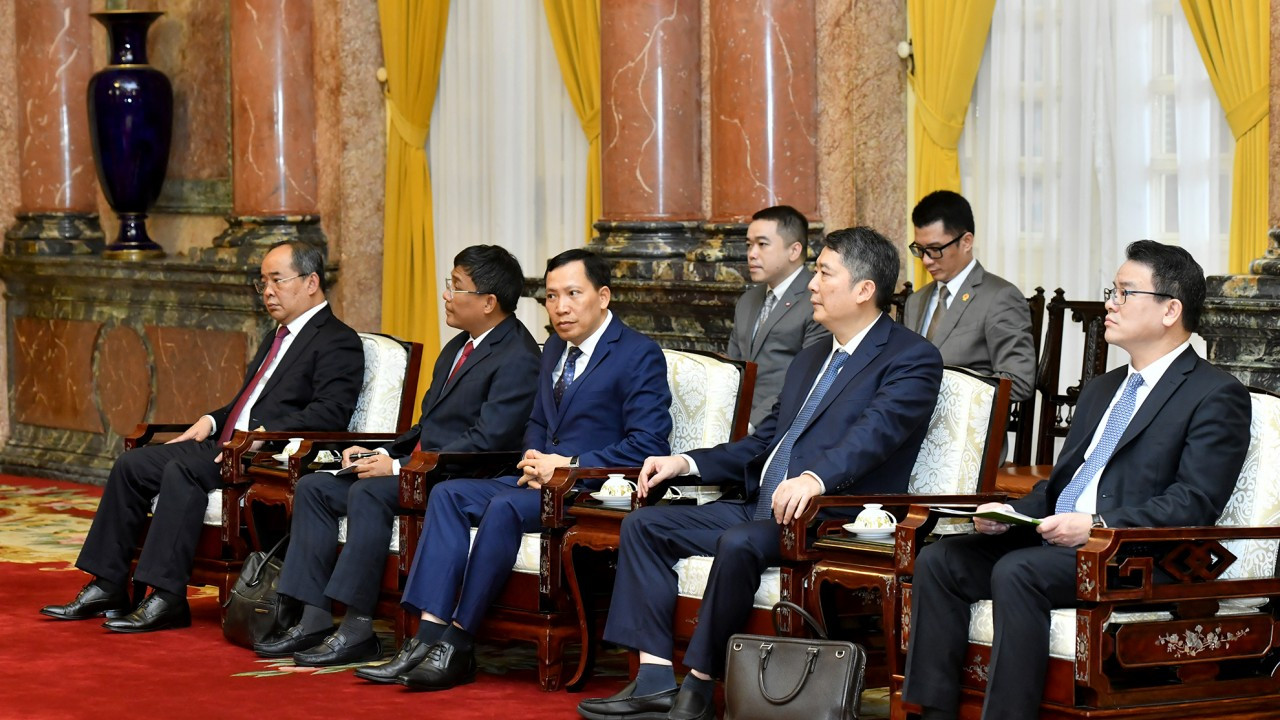 Các đại biểu tham dự buổi tiếp.