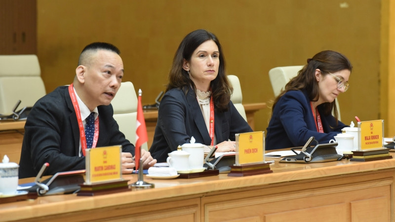 Các thành viên đi cùng đoàn với Chủ tịch Hội đồng Quốc gia Liên bang Thụy Sĩ Martin Candinas tại cuộc hội kiến.