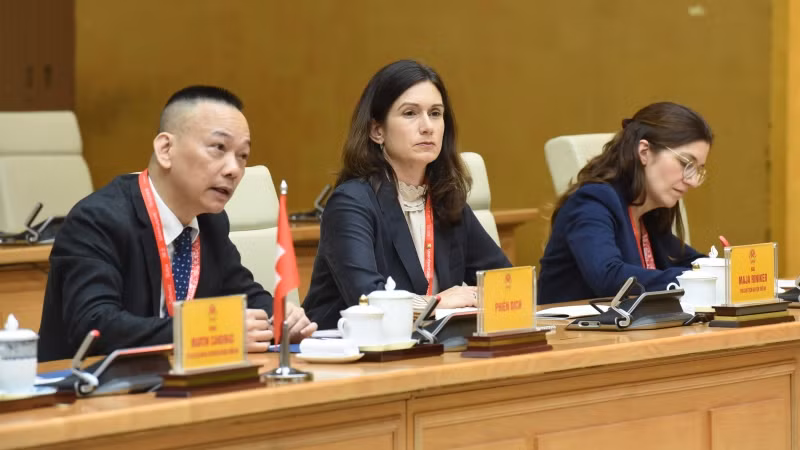 Các thành viên đi cùng đoàn với Chủ tịch Hội đồng Quốc gia Liên bang Thụy Sĩ Martin Candinas tại cuộc hội kiến.