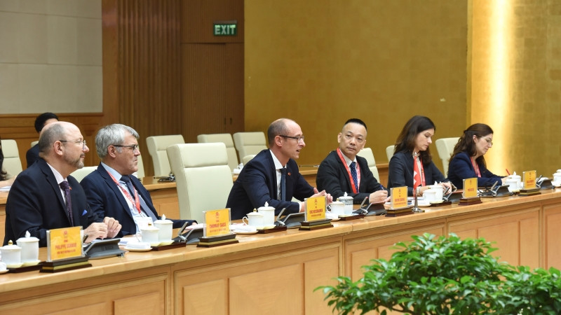 Chủ tịch Hội đồng Quốc gia Liên bang Thụy Sĩ Martin Candinas và các thành viên tại cuộc hội kiến.