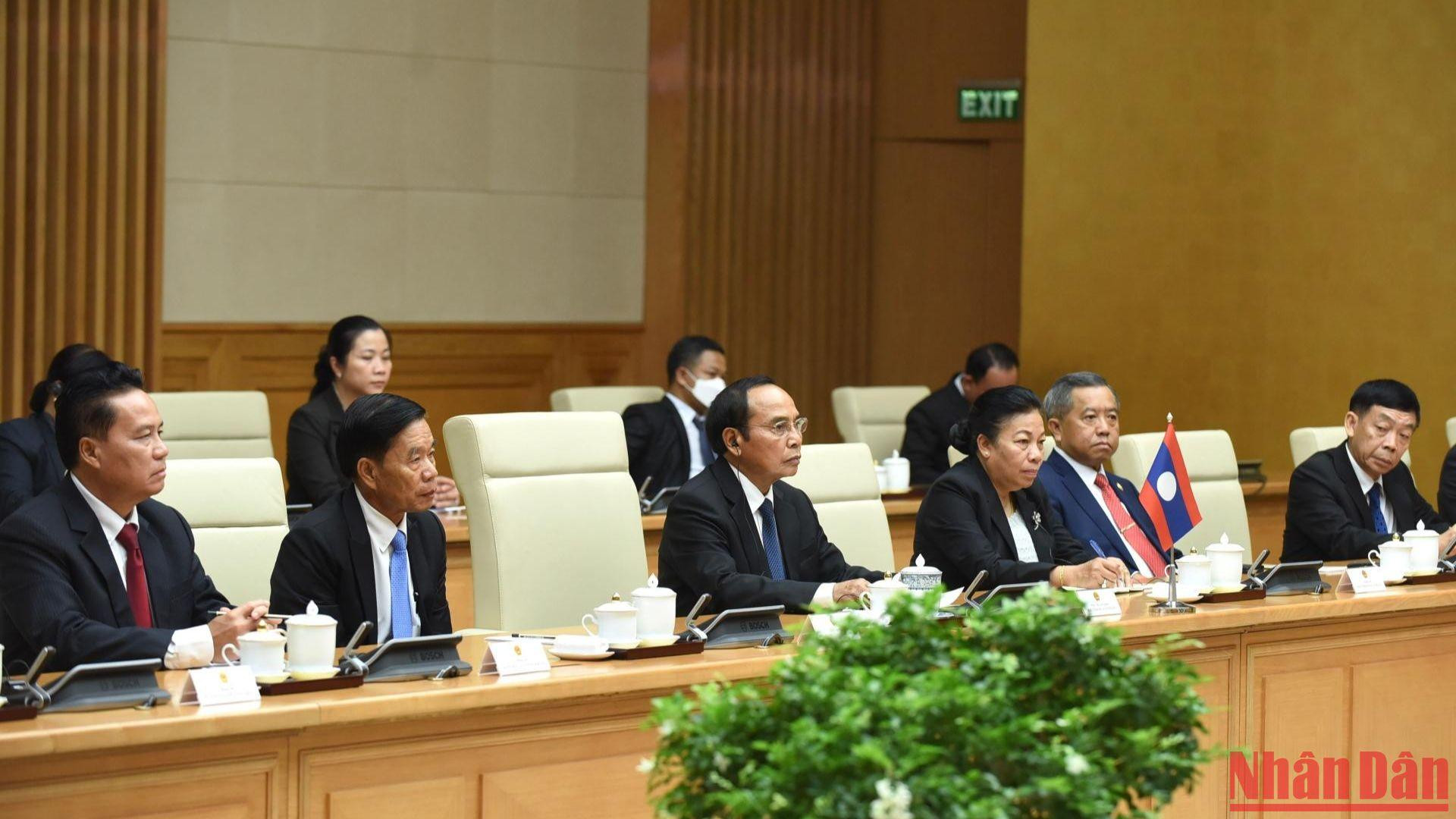 Thường trực Ban Bí thư, Phó Chủ tịch nước Lào Bounthong Chitmany và các thành viên trong đoàn. (Ảnh: Trần Hải)