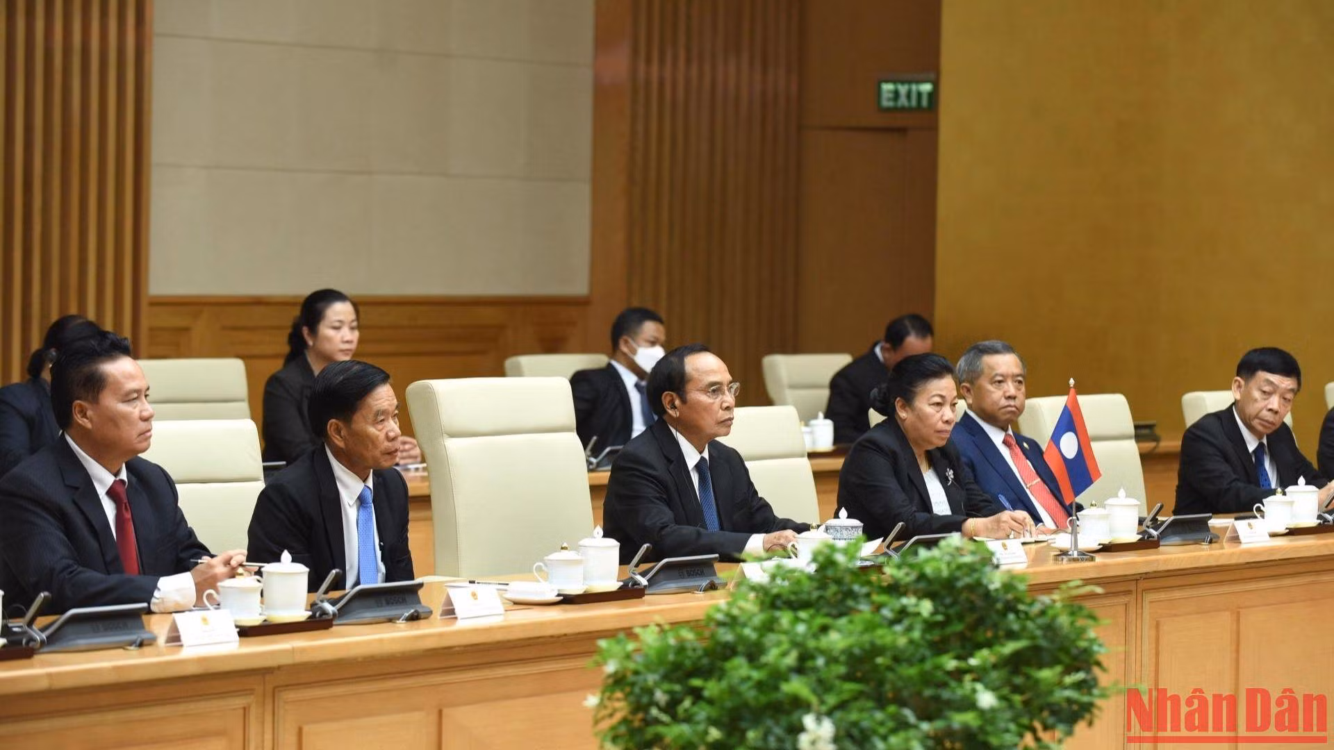 Thường trực Ban Bí thư, Phó Chủ tịch nước Lào Bounthong Chitmany và các thành viên trong đoàn. (Ảnh: Trần Hải)