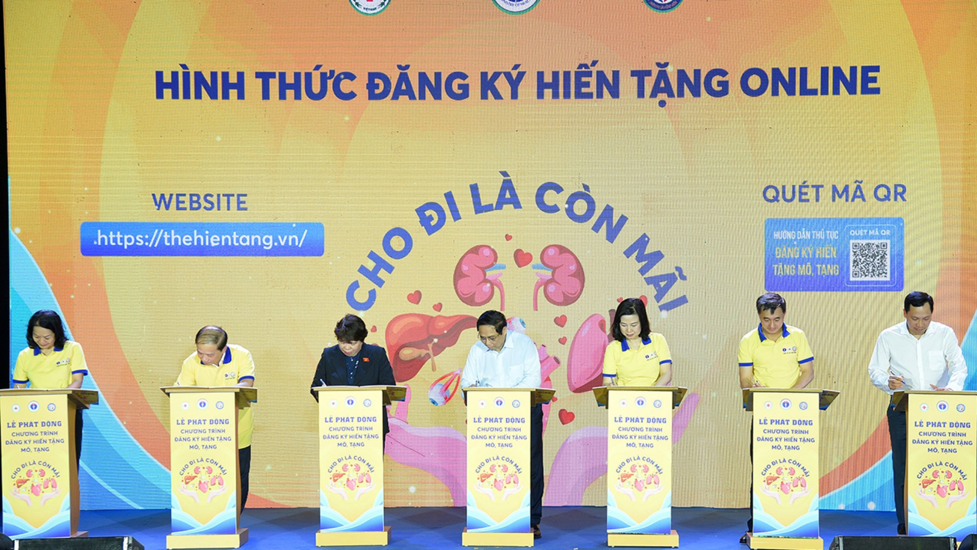 Thủ tướng Phạm Minh Chính và các đại biểu đăng ký hiến tặng mô, tạng.