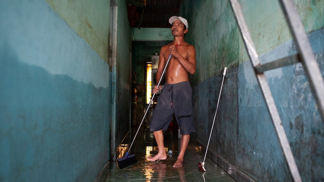 Trở về nhà lúc 8 giờ sáng, anh Nguyễn Ngọc Hiếu, 42 tuổi, sống nơi đây, vừa vất vả đẩy nước vừa chia sẻ: “Nhà không có gác lửng, nên nhà tôi đi tránh lũ bên nhà bạn, hai vợ chồng mới về sáng nay. Năm ngoái ngập hơn đầu, năm nay thì cũng tầm tầm đó. Đồ đạc tôi gác hết lên trên cao, nhưng mà vẫn bị thiệt hại nhiều lắm”.