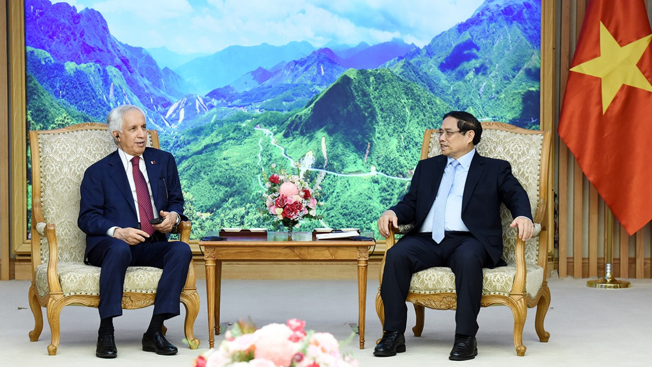 Thủ tướng Phạm Minh Chính tiếp các thành viên đi cùng đoàn với Quốc vụ khanh Bộ Ngoại giao Nhà nước Qatar Soltan Bin Saad Al-Muraikhi.