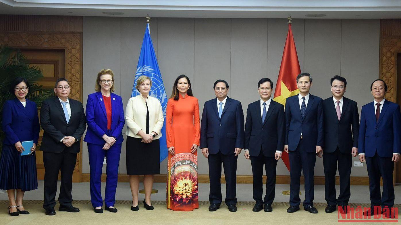 Thủ tướng Phạm Minh Chính và bà Pauline Tamesis, Điều phối viên thường trú của Liên hợp quốc tại Việt Nam cùng các thành viên đoàn. Thủ tướng Phạm Minh Chính và bà Pauline Tamesis, Điều phối viên thường trú của Liên hợp quốc tại Việt Nam cùng các thành viên đoàn.