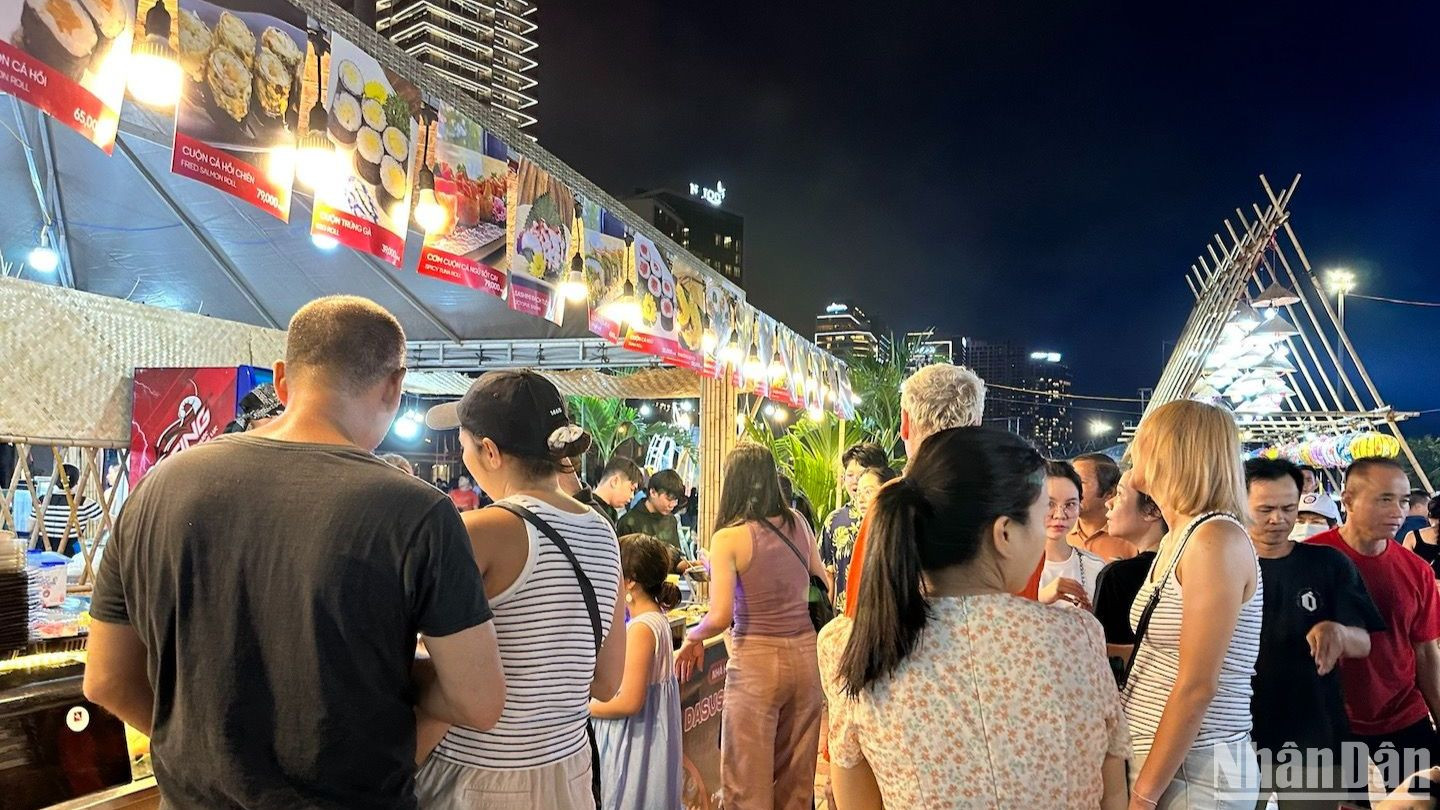 Du khách quốc tế hào hứng trải nghiệm ẩm thực tại Khai mạc Lễ hội Tận hưởng Đà Nẵng 2024. (Ảnh: ANH ĐÀO) Du khách quốc tế hào hứng trải nghiệm ẩm thực tại Khai mạc Lễ hội Tận hưởng Đà Nẵng 2024. (Ảnh: ANH ĐÀO)