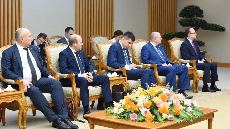 Các thành viên đi cùng đoàn với ông Alexander Kurenkov, Bộ trưởng Bộ Tình trạng khẩn cấp Liên bang Nga tham dự buổi tiếp.