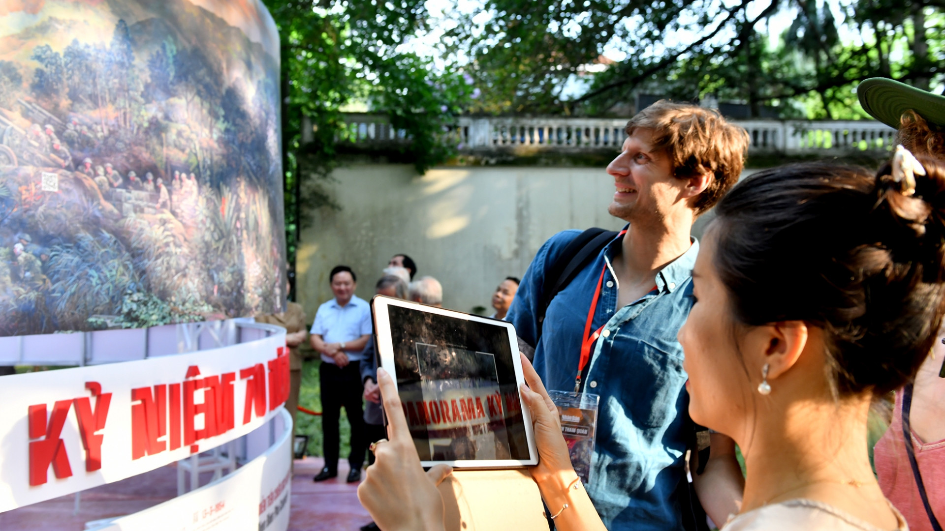 Báo Nhân Dân quyết định đưa bức tranh panorama bản in thành triển lãm để ngay cả những người không có trong tay số báo Nhân Dân ngày 7/5/2024 cũng có cơ hội trải nghiệm tương tự. Triển lãm tương tác tranh panorama kỷ niệm 70 năm Chiến thắng Điện Biên Phủ khai mạc vào chiều 6/5/2024 đồng thời tại hai địa điểm: Trụ sở Báo Nhân Dân Dân - 71 Hàng Trống, Hà Nội và Bảo tàng Chiến thắng Điện Biên Phủ, Thành phố Điện Biên Phủ, tỉnh Điện Biện.