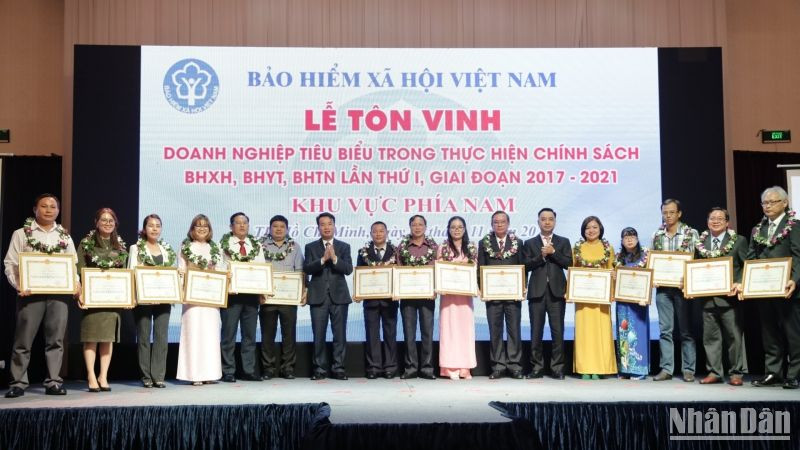 Bảo hiểm xã hội Việt Nam tôn vinh 190 doanh nghiệp tiêu biểu trong thực hiện chính sách, pháp luật bảo hiểm xã hội, bảo hiểm y tế, bảo hiểm thất nghiệp giai đoạn 2017-2022. (Ảnh: Tâm Trung)