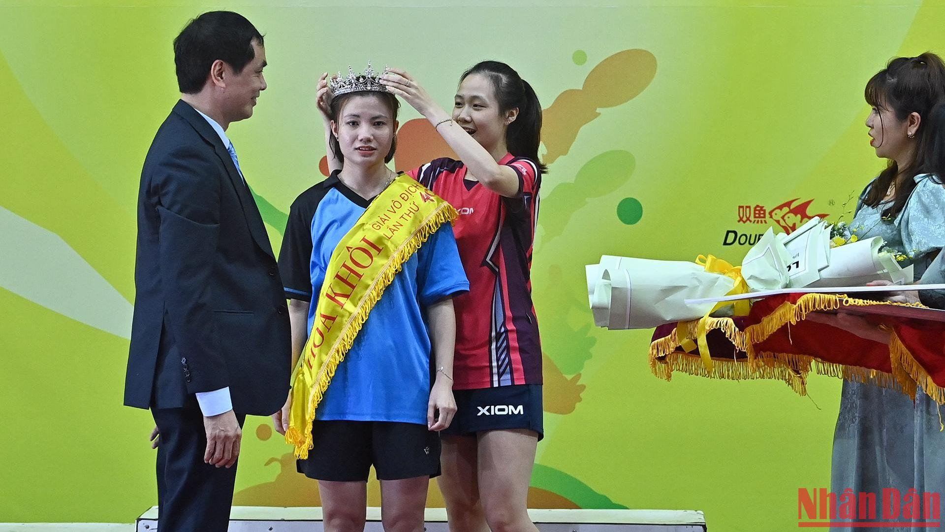 Khoảnh khắc đáng nhớ đối với Phan Khởi Quyên khi được đội chiếc vương miện hoa khôi Giải vô địch bóng bàn quốc gia Báo Nhân Dân lần thứ 40. (Ảnh: Duy Linh)