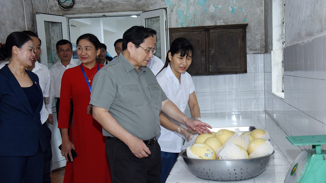 Thủ tướng Phạm Minh Chính kiểm tra bếp ăn của Trung tâm.