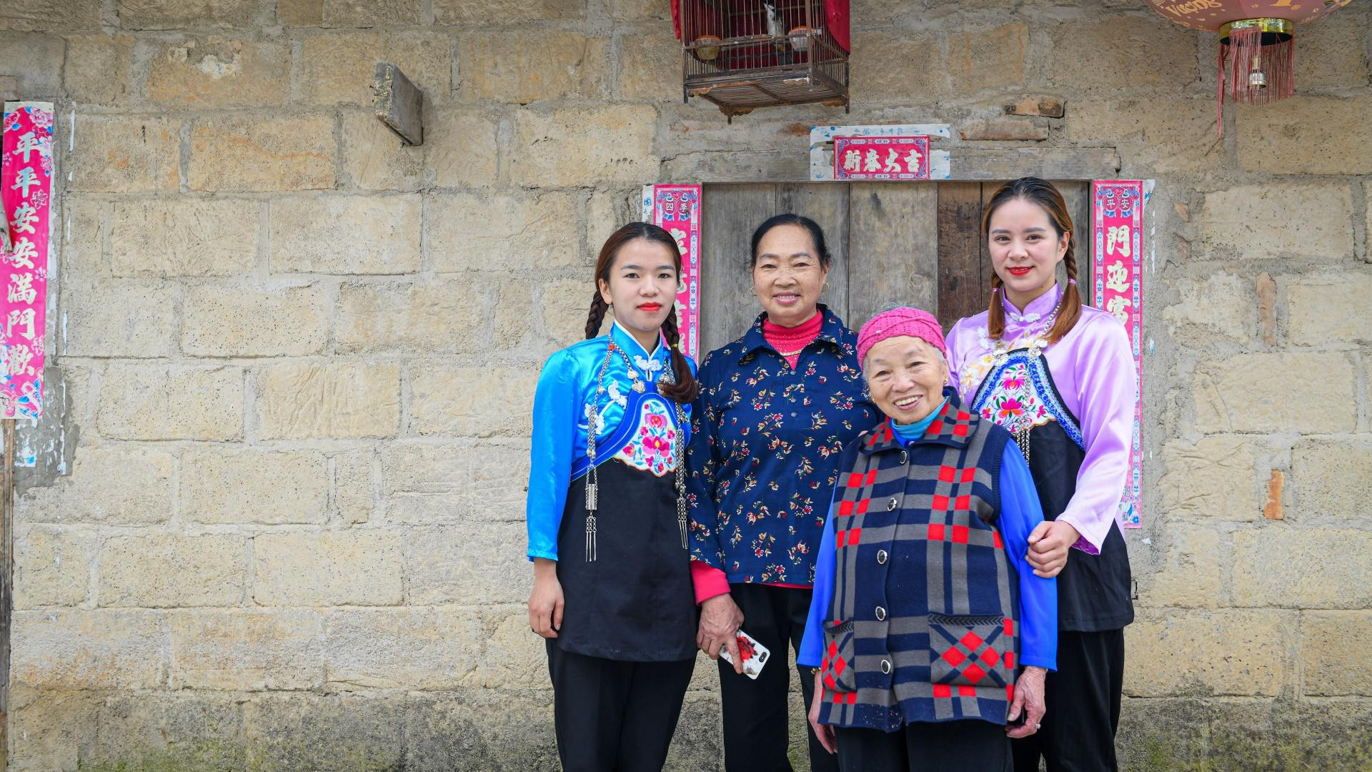 Người Hoa thường tự may trang phục tại nhà, họ ưa chuộng hoa văn thổ cẩm và màu sắc tươi sáng. (Ảnh: Thành Đạt)