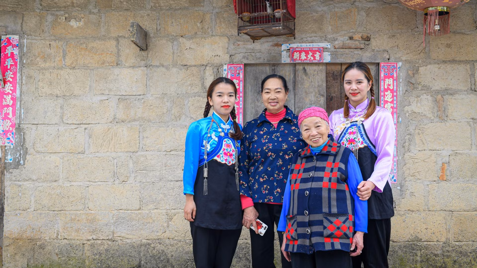 Người Hoa thường tự may trang phục tại nhà, họ ưa chuộng hoa văn thổ cẩm và màu sắc tươi sáng. (Ảnh: Thành Đạt)