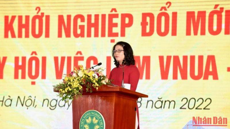 Giáo sư, Tiến sĩ Nguyễn Thị Lan, Giám đốc Học viện Nông nghiệp phát biểu tại Chương trình.