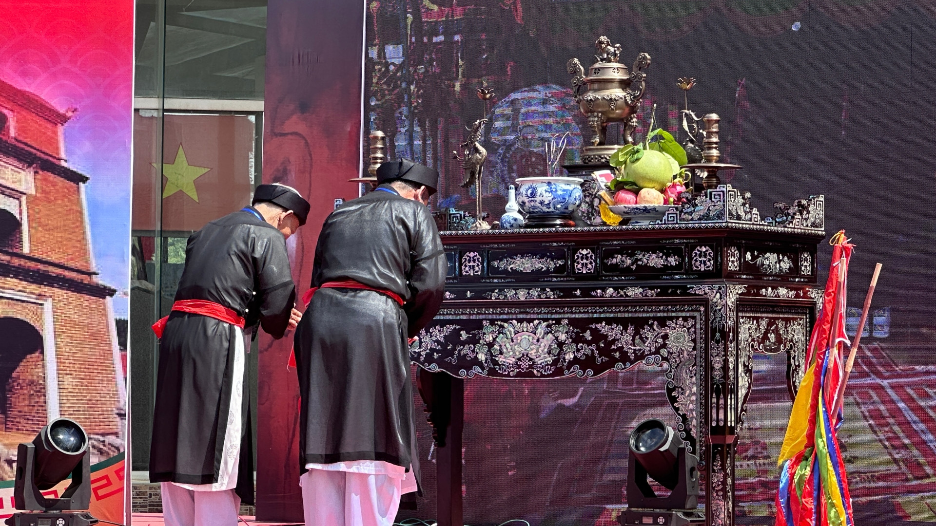 Lễ tế trước khi tổ chức hội kéo co.