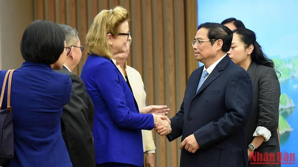 Thủ tướng Phạm Minh Chính với các thành viên trong đoàn. Thủ tướng Phạm Minh Chính với các thành viên trong đoàn.