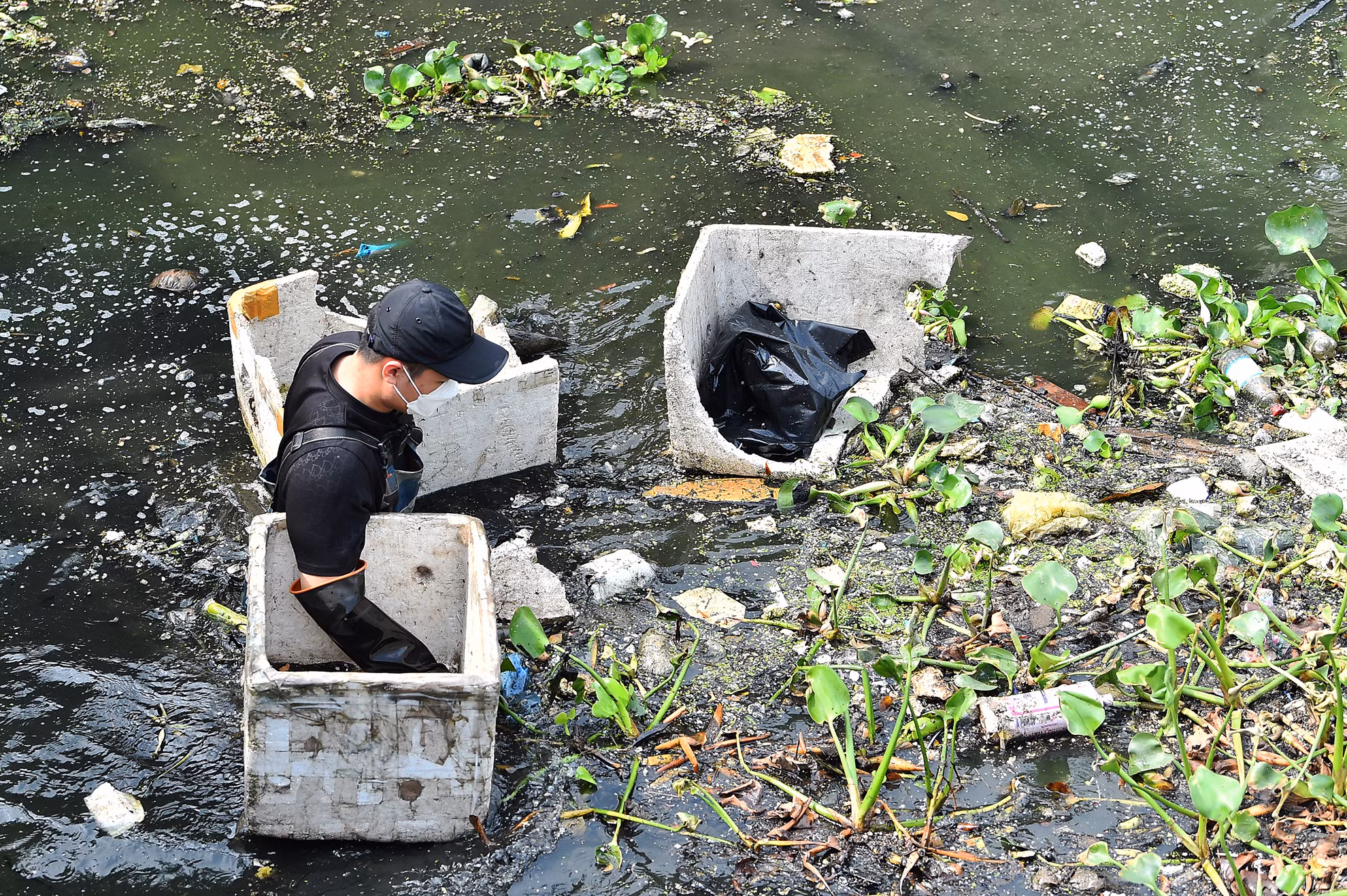 Rác thải dưới sông đủ các thành phần từ rác thải rắn như: thủy tinh, chai lọ, thùng xốp, cho đến rác thải hữu cơ, vô cơ như: củ, quả, thức ăn dư thừa, bã chè, cà phê; đồ da, cao-su, bàn thờ gỗ, bát hương sành, ghế nhựa, gỗ...