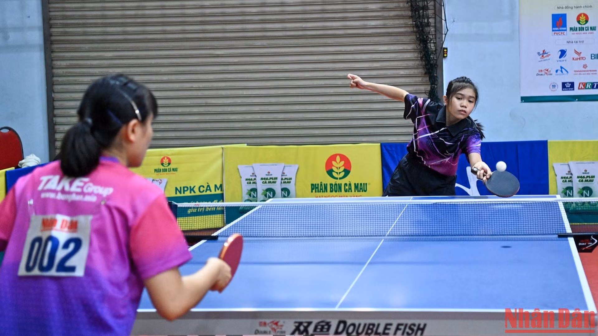 Thi đấu đầy tự tin khi đối mặt với các đàn chị, tay vợt nhí đã xuất sắc lọt vào vòng 32 tay vợt mạnh tại nội dung đơn nữ và vòng 16 đôi nam nữ.