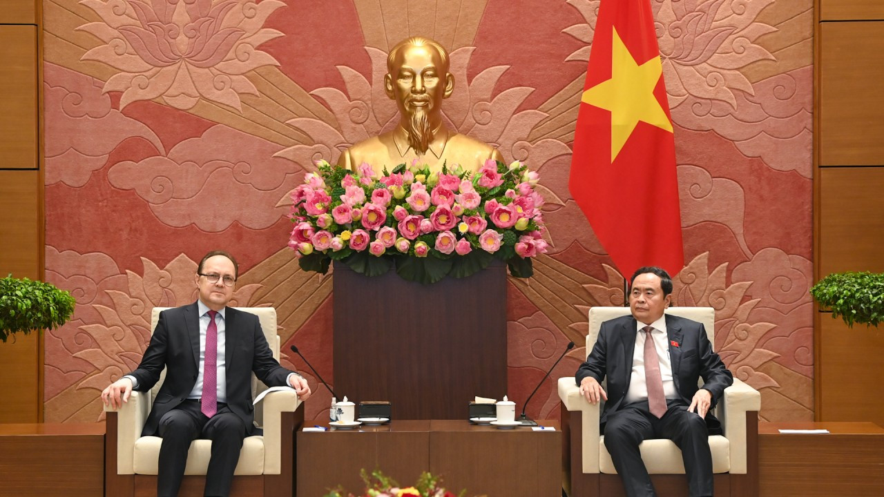 Chủ tịch Quốc hội Trần Thanh Mẫn và Đại sứ Liên bang Nga Gennady Bezdetko tại cuộc tiếp.