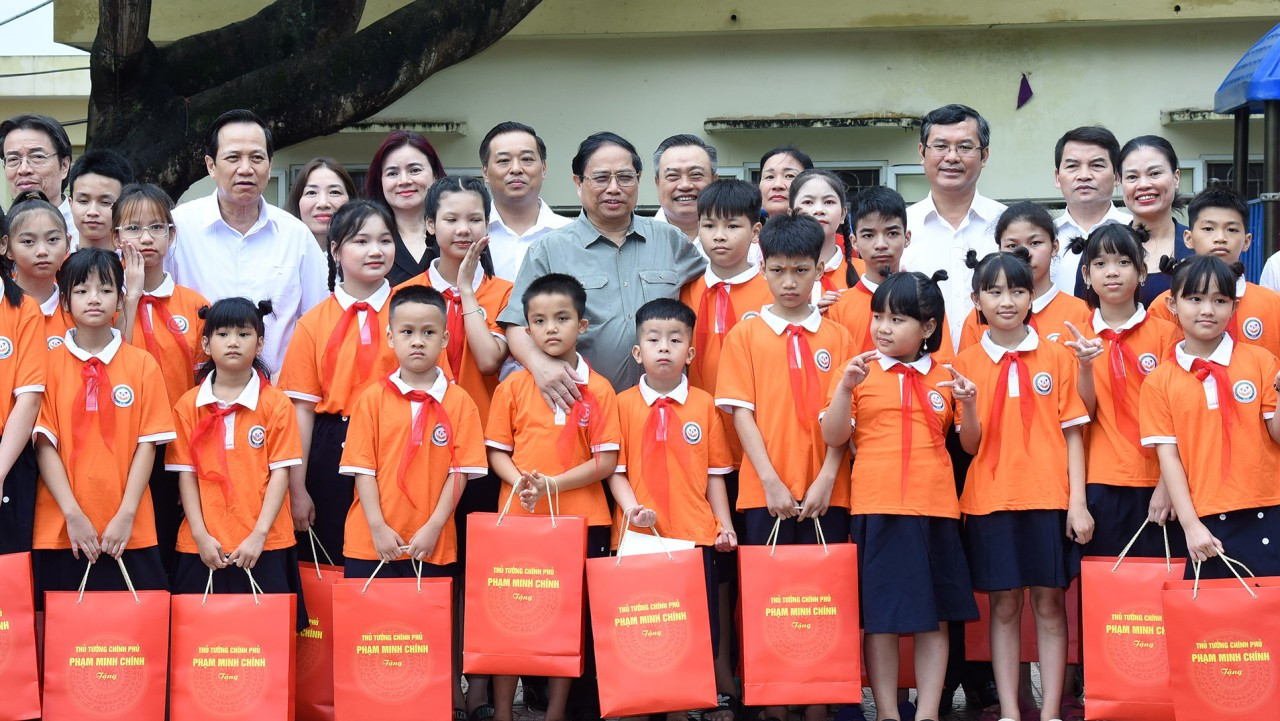 Thủ tướng Phạm Minh Chính với giáo viên và các cháu trẻ em khuyết tật tại Trung tâm Nuôi dưỡng trẻ khuyết tật Hà Nội.