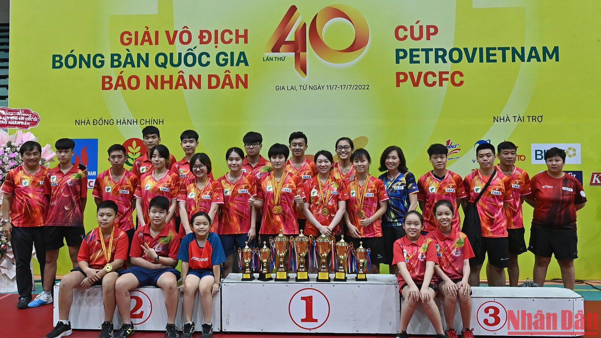 Đội bóng bàn Thành phố Hồ Chí Minh bên “bộ sưu tập” cúp giành được tại giải năm nay. (Ảnh: Duy Linh)