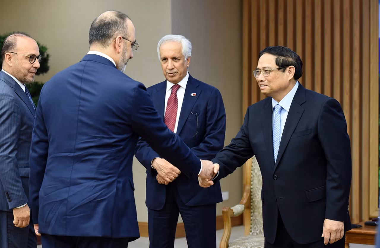 Thủ tướng Phạm Minh Chính đón các thành viên đi cùng đoàn với Quốc vụ khanh Bộ Ngoại giao Nhà nước Qatar Soltan Bin Saad Al-Muraikhi.