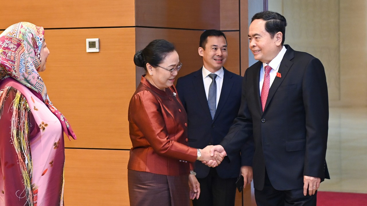 Chủ tịch Quốc hội Trần Thanh Mẫn với Đại sứ Cộng hòa Dân chủ Nhân dân Lào Khamphao Ernthavanh.