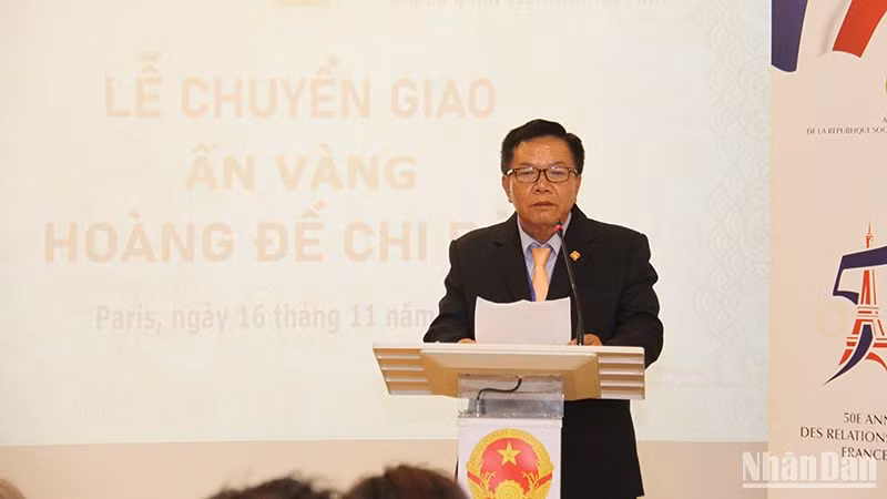 Ông Nguyễn Thế Hồng, Giám đốc Bảo tàng Hoàng gia Nam Hồng, tiếp nhận ấn vàng để hồi hương. (Ảnh: KHẢI HOÀN)