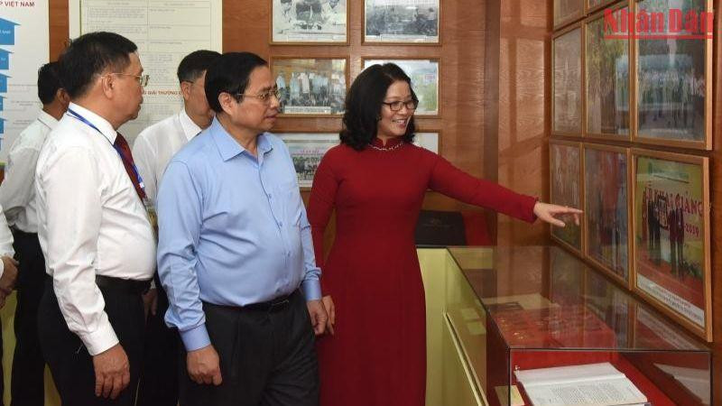 Thủ tướng Phạm Minh Chính thăm Phòng truyền thống của Học viện Nông nghiệp Việt Nam.