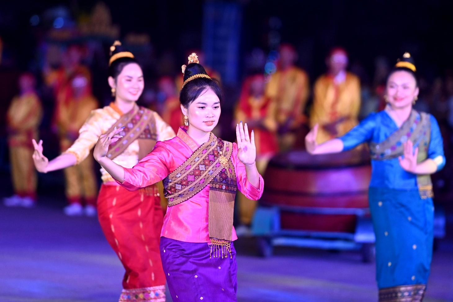 Tiết mục múa hát đặc sắc của các diễn viên đến từ tỉnh Udomxay (Lào).