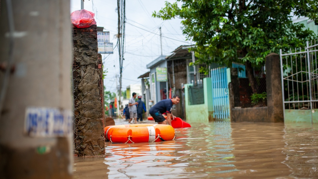 Đến trưa cùng ngày, tuy nước ở phía đầu kiệt 138 đã rút gần hết, nhưng phía cuối hẻm 74 vẫn còn tình trạng ngập úng cục bộ. Một số người dân đã dẫn theo con cái trở về nhà, nhưng vẫn luôn lo ngại về trận mưa đêm nay. Họ đã quá “chán chường” với tình trạng bị xem là “rốn lũ” của thành phố.