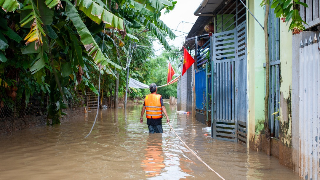 Càng đi với anh Hoàng về phía cuối hẻm, nước càng lúc dâng lên đến túi quần. Anh Hoàng cho biết, giăng dây như này để người dân có thể nắm lấy mà đi, đảm bảo an toàn trong lúc di chuyển và chạy lũ.