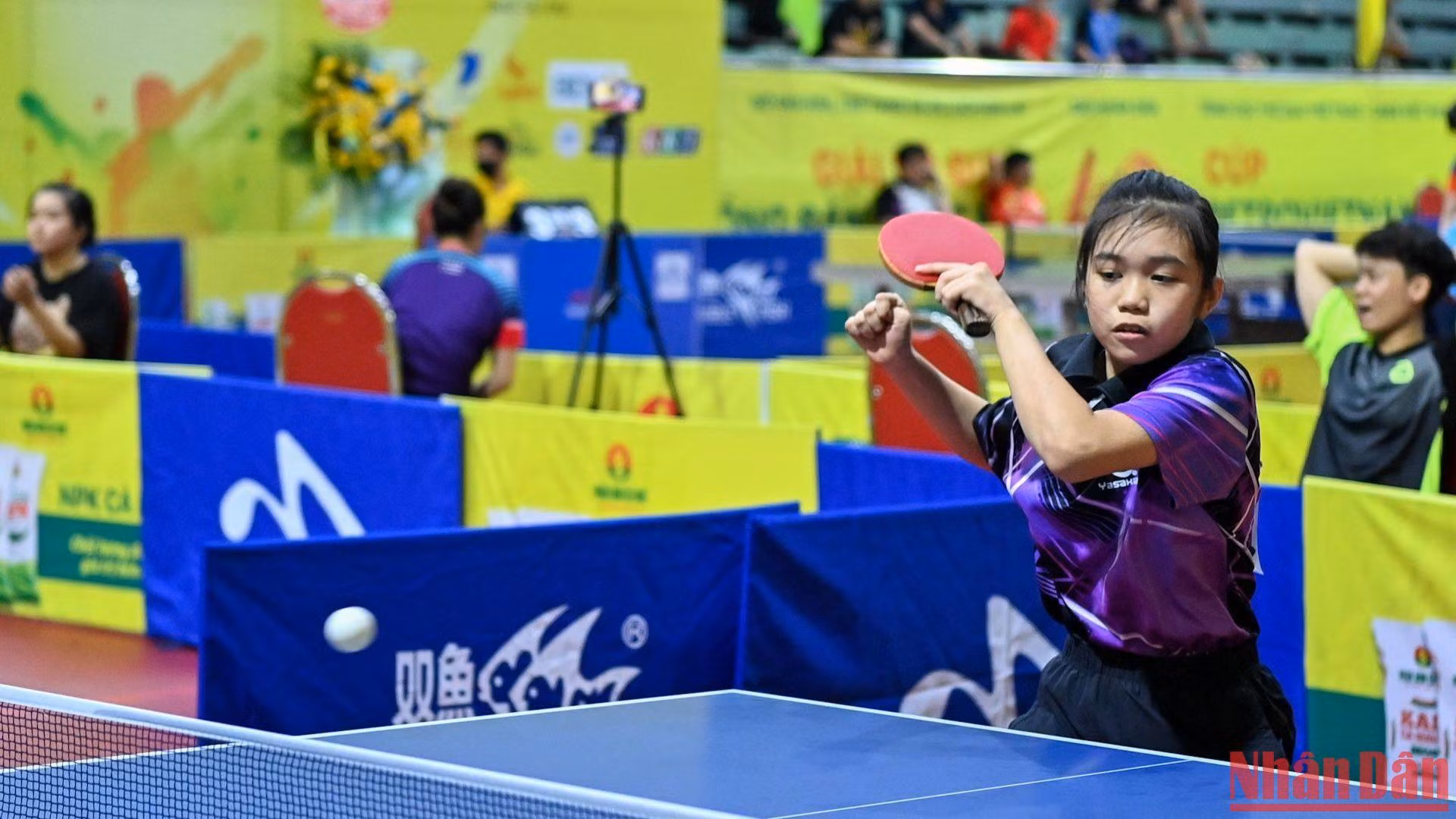 Tay vợt Lê Hoàng Linh Đan sinh năm 2011 - một trong những tay vợt nhỏ tuổi nhất tại giải, khiến nhiều khán giả không khỏi bất ngờ với những đường bóng kỹ thuật và điêu luyện.