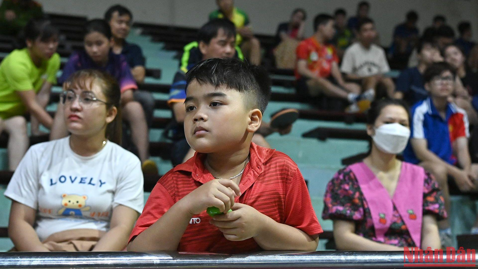 Một cổ động viên nhí đứng sát khán đài để theo dõi kỹ các tay vợt trên sân. (Ảnh: Duy Linh)