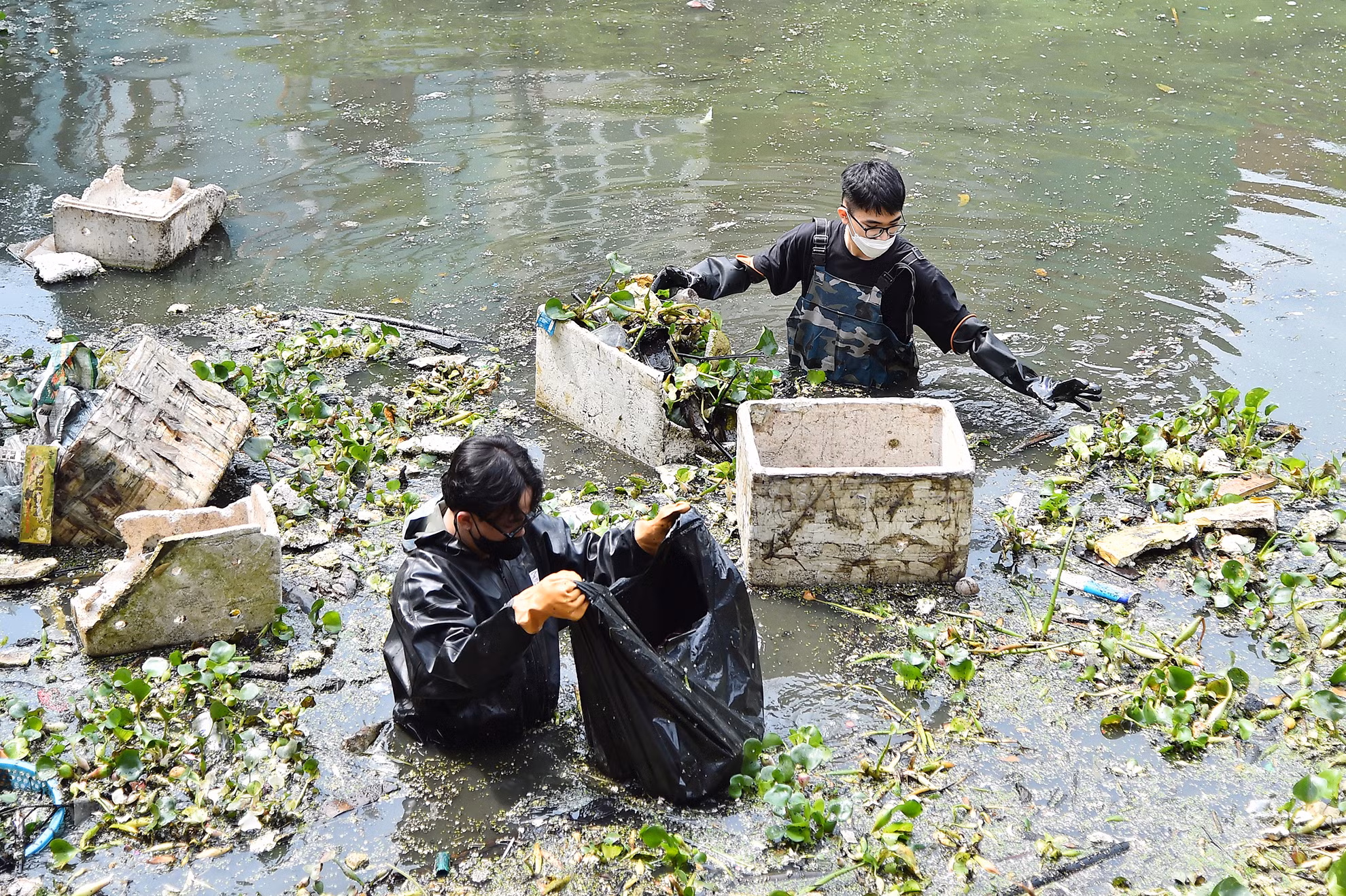 Các thành viên liên tục phải kéo, vớt rác cả ở trên mặt sông, lẫn rác bị chôn sâu dưới bùn lầy, hay sâu bên trong gầm cầu.