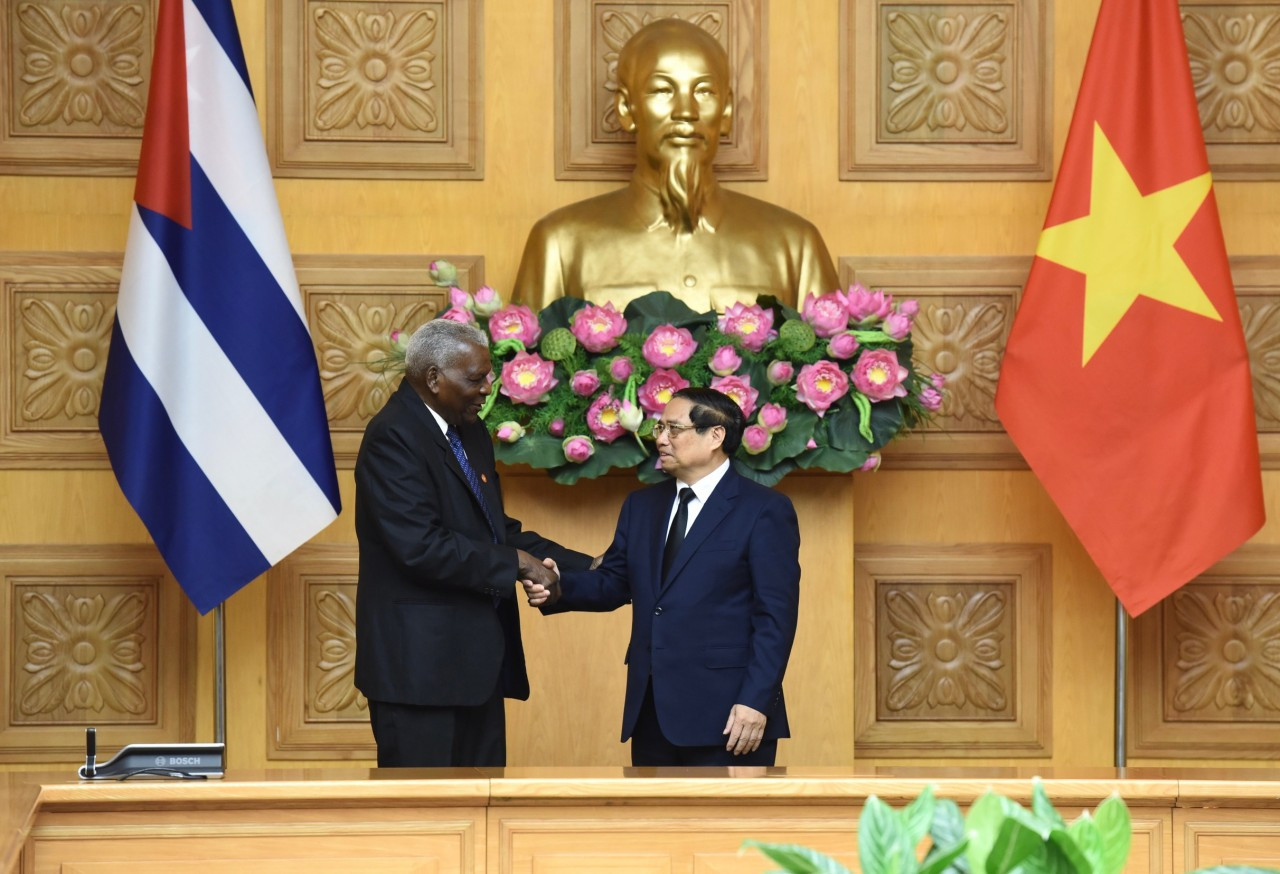 Thủ tướng Phạm Minh Chính và Chủ tịch Quốc hội Cuba Esteban Lazo Hernandez.