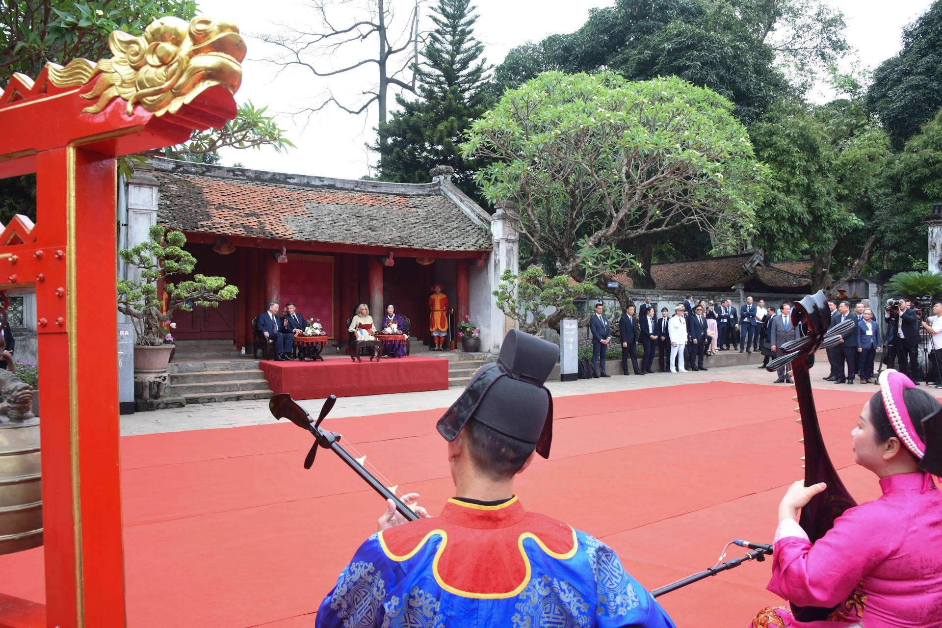 Tại sân chính Văn Miếu, Tổng Bí thư Tô Lâm và Phu nhân Ngô Phương Ly mời Tổng thống Emmanuel Macron và Phu nhân Brigitte Macron thưởng thức di sản văn hóa Huế thông qua Nhã nhạc - một loại hình âm nhạc cung đình mang tính biểu tượng của triều Nguyễn, thể hiện sự trang trọng, tinh tế và đậm đà bản sắc Cố đô.
