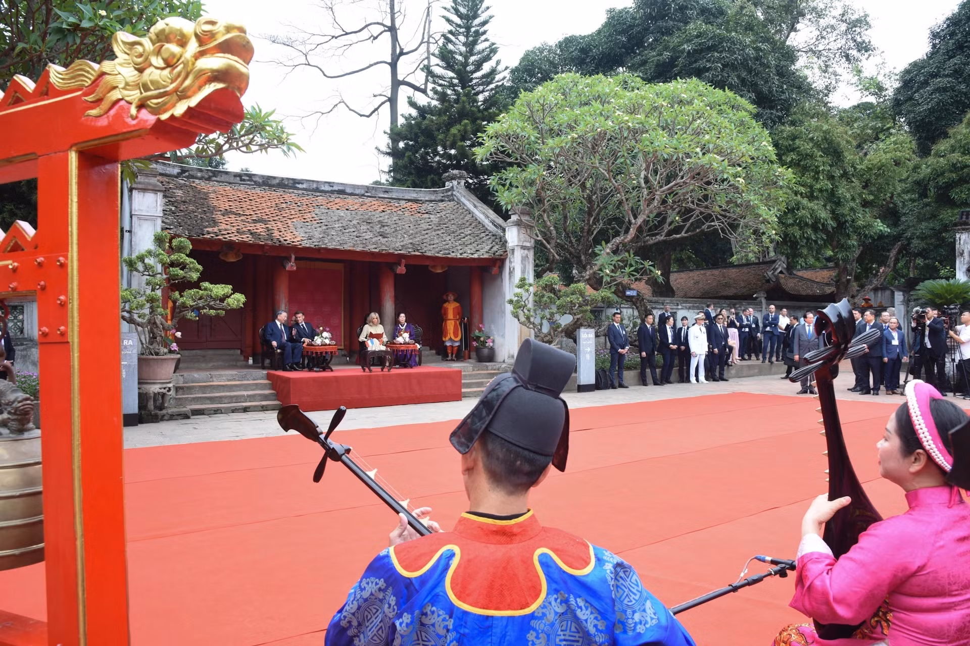 Tại sân chính Văn Miếu, Tổng Bí thư Tô Lâm và Phu nhân Ngô Phương Ly mời Tổng thống Emmanuel Macron và Phu nhân Brigitte Macron thưởng thức di sản văn hóa Huế thông qua Nhã nhạc - một loại hình âm nhạc cung đình mang tính biểu tượng của triều Nguyễn, thể hiện sự trang trọng, tinh tế và đậm đà bản sắc Cố đô.