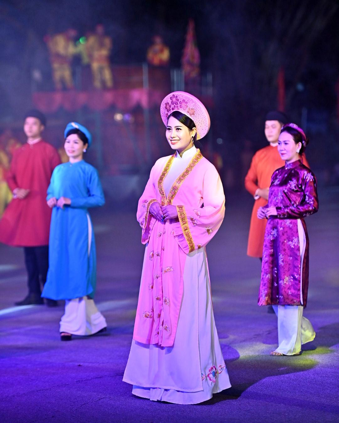 Biểu diễn áo dài truyền thống xứ Huế.