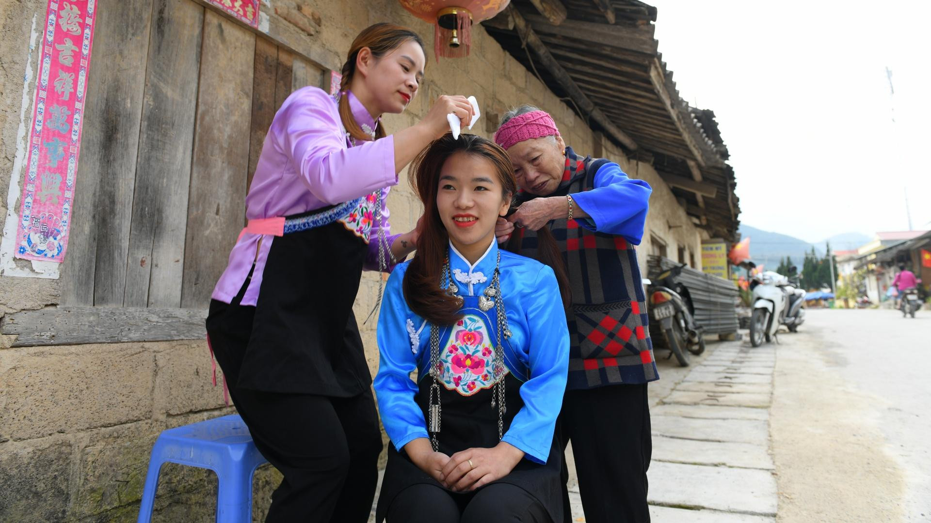 Người Hoa thường tự may trang phục tại nhà, họ ưa chuộng hoa văn thổ cẩm và màu sắc tươi sáng. (Ảnh: Thành Đạt)