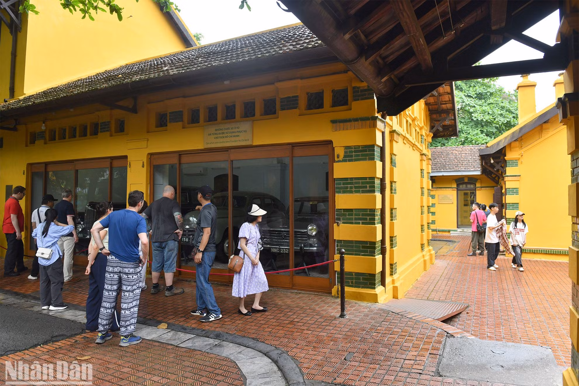 Khách tham quan một số hiện vật đã từng được sử dụng phục vụ Bác Hồ.